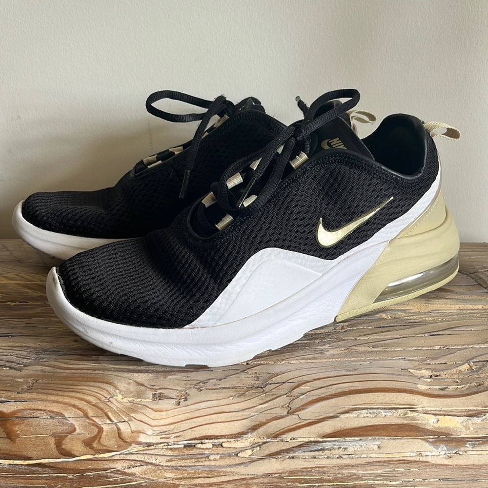 Women’s Sz 7 Nike Air tennis shoes sneakers. Black + gold. Gold swoosh.